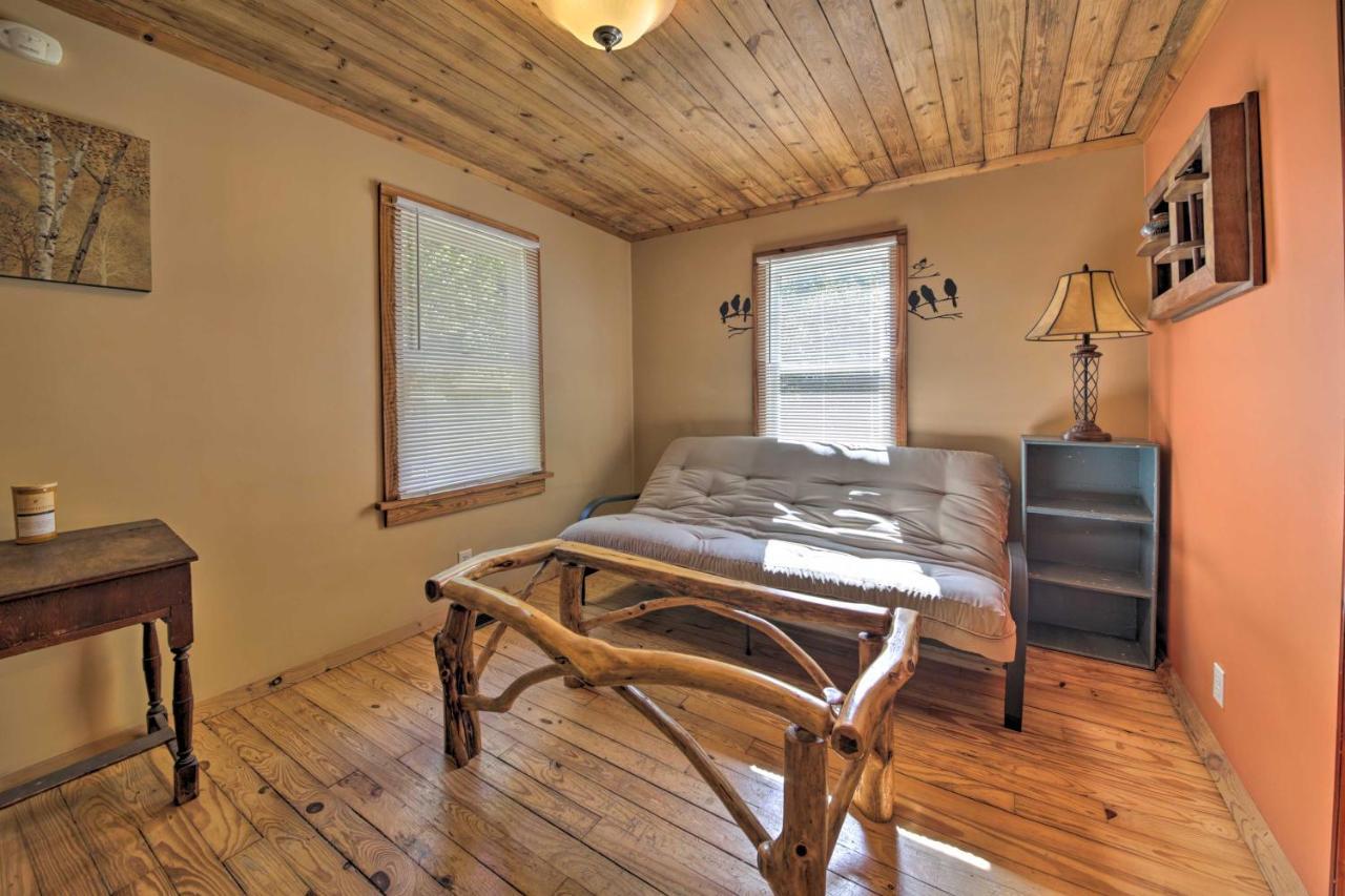 Pet-Friendly Cottage With Fire Pit - 3 Mi To Siu! Carbondale Exteriör bild