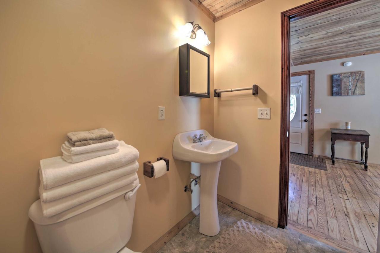 Pet-Friendly Cottage With Fire Pit - 3 Mi To Siu! Carbondale Exteriör bild